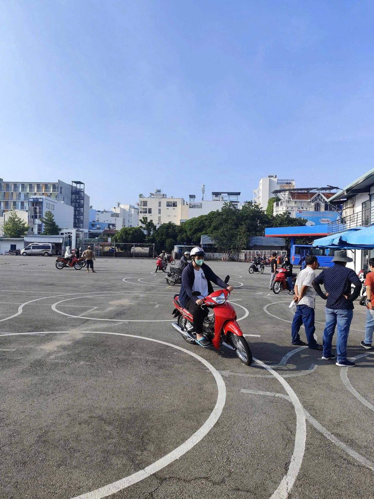 Học viên thực hành chạy Vòng số 8 trên sân cảm ứng