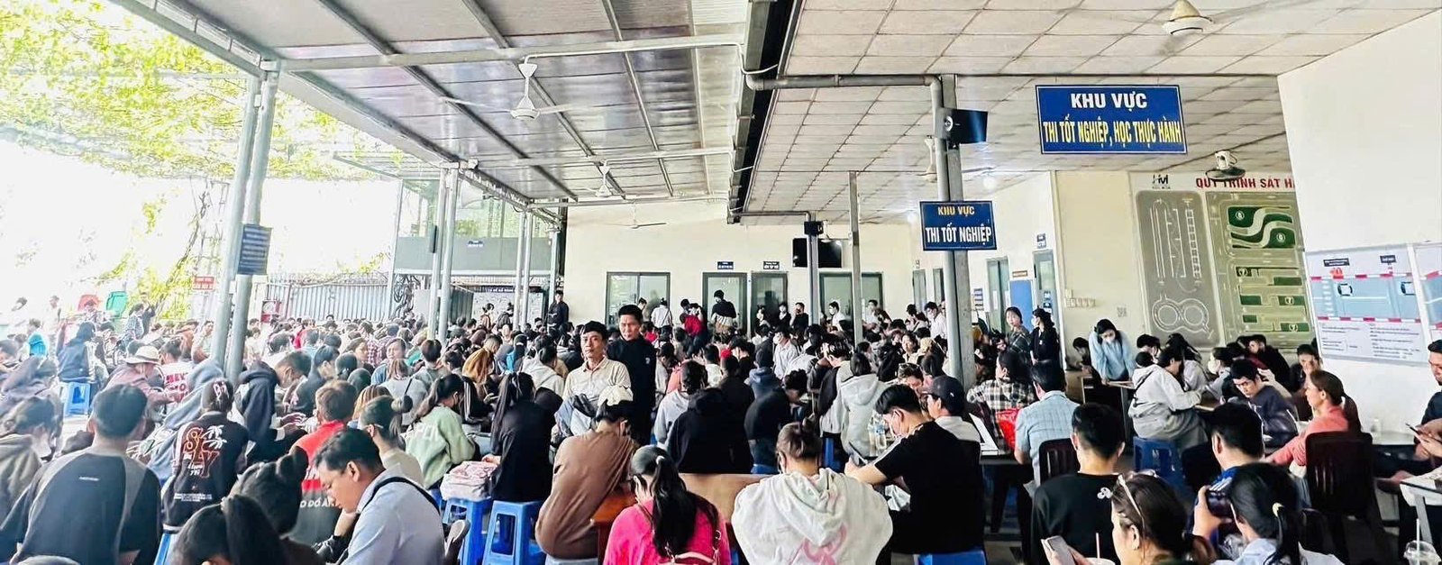 Hàng trăm học viên tham gia kỳ thi sát hạch xe máy