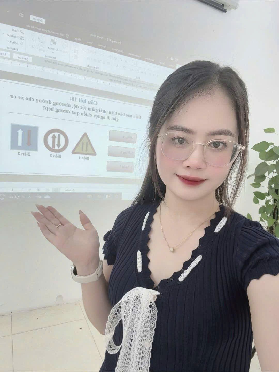 Giáo viên hướng dẫn hỗ trợ nhận biết biển báo và sa hình