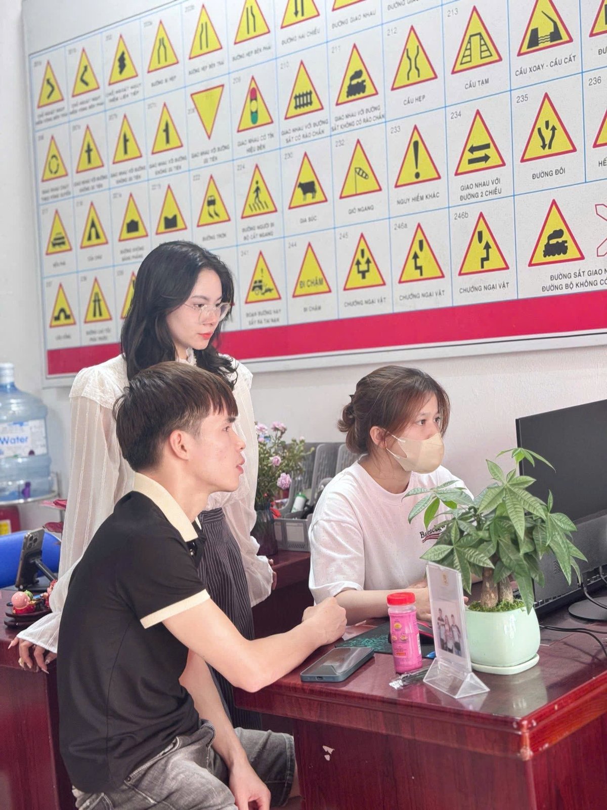 Tư vấn và tiếp nhận hồ sơ đăng ký thi bằng lái xe máy
