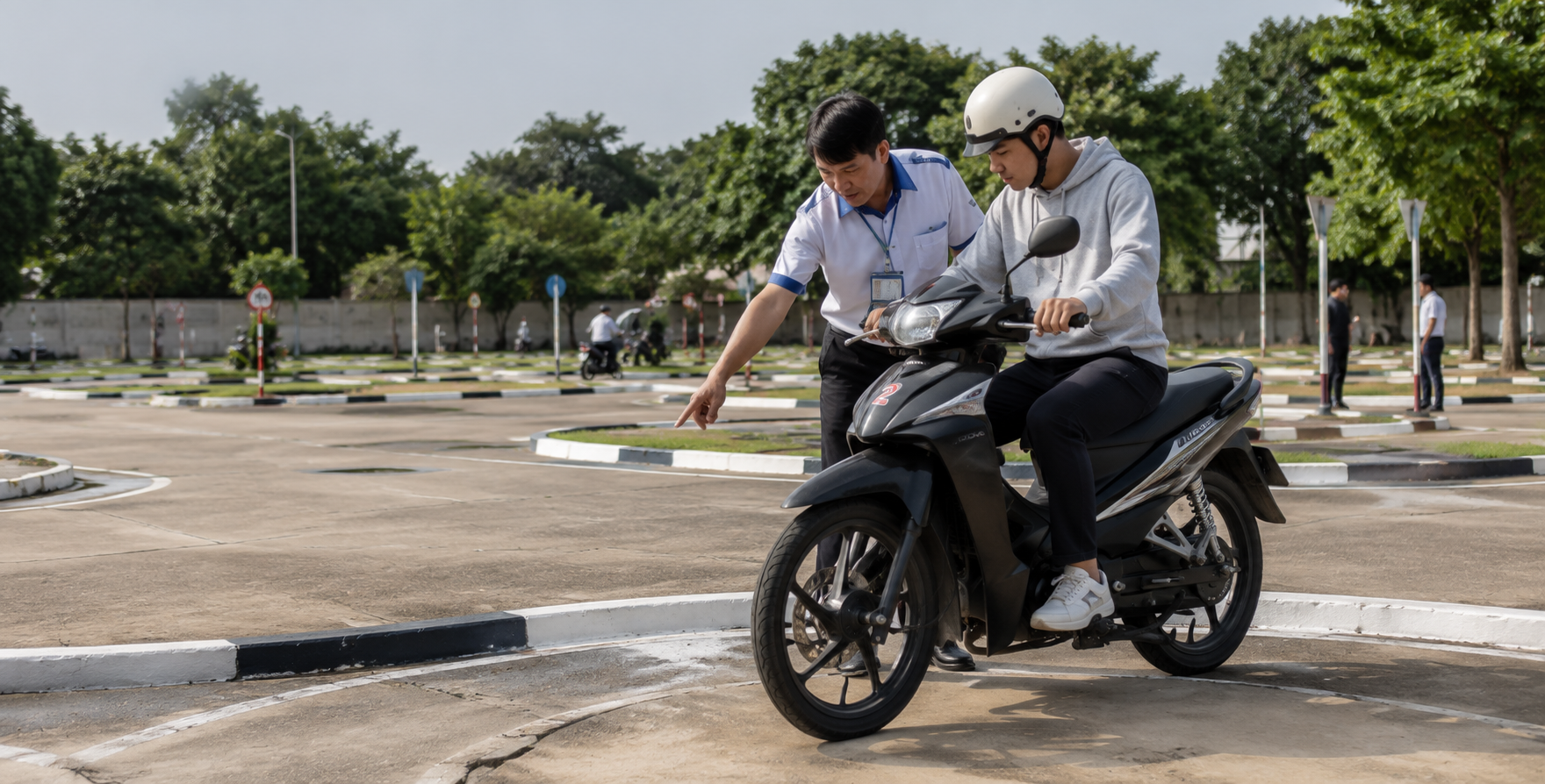 Giáo Viên Hướng Dẫn Trực Tiếp Tại Sân